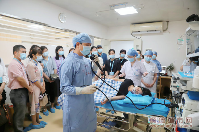 医生现场为体验官做胃镜检查.jpg
