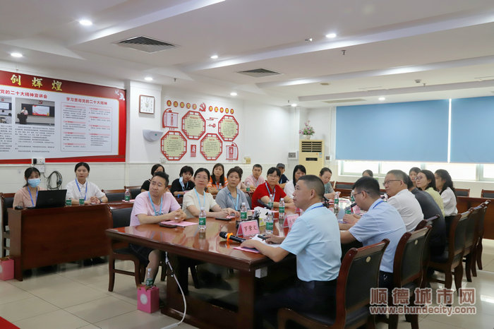 座谈会.jpg