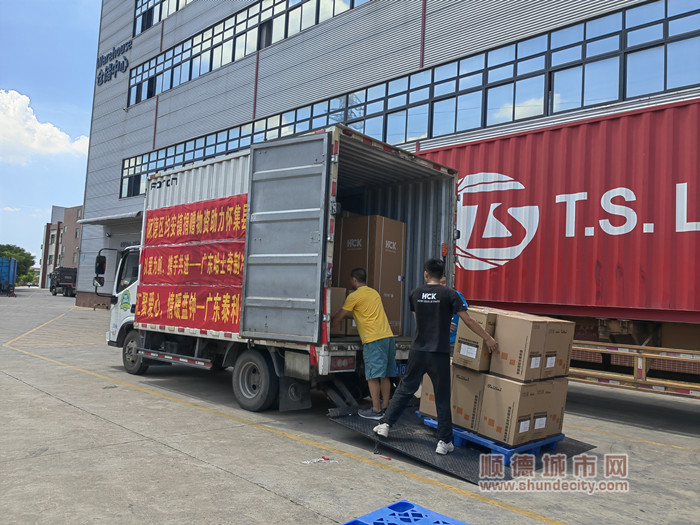 发往怀集县蓝钟镇爱心物资装车_副本.jpg