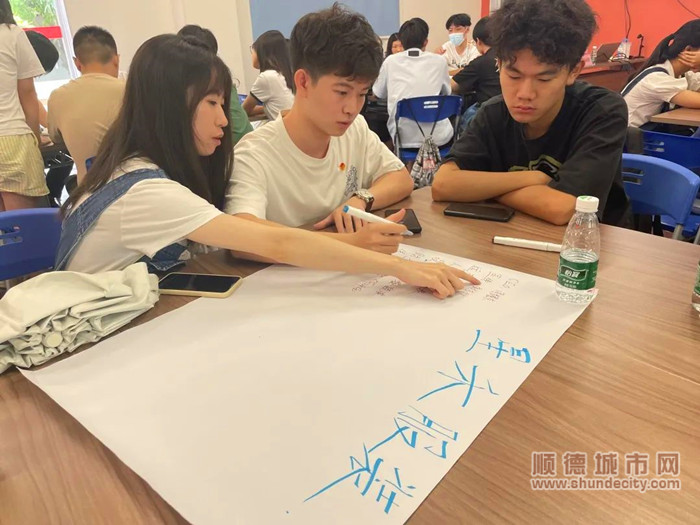 学员们积极交流。.jpg