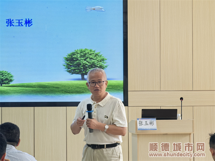 图12  张玉彬教授为全体新教师做主题分享.jpg