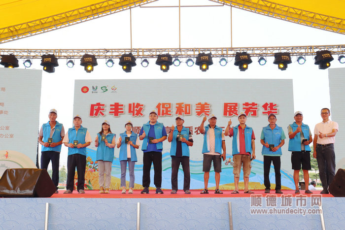 为高素质农民颁发证书。.JPG