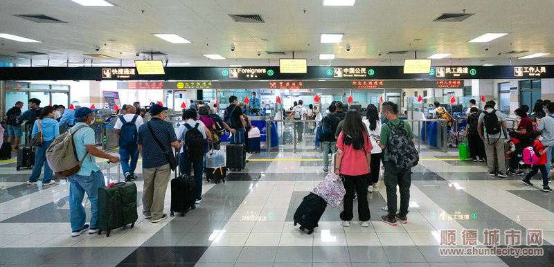 9月29日中午13时，从香港入境顺德的旅客在顺德客运港入境大厅排队候检.jpg