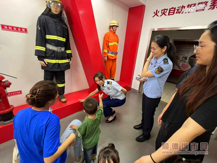 工作人员向师生传递消防知识。.png