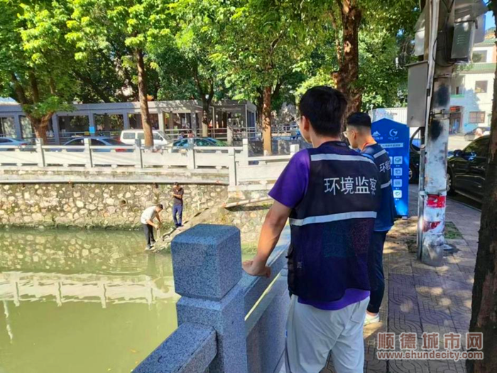 乐从镇环监所执法人员与第三方检测机构开展水体采样现场。.png