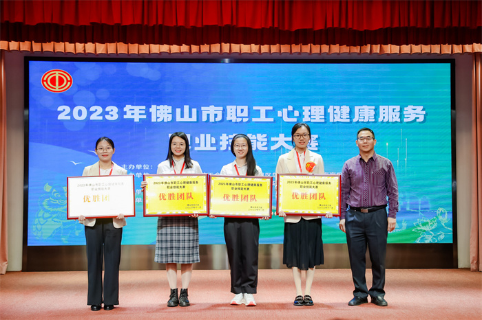 拿团体奖照片.jpg