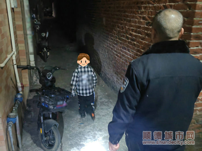 案例2 萌娃“带领”警察叔叔寻回家路_1.jpg