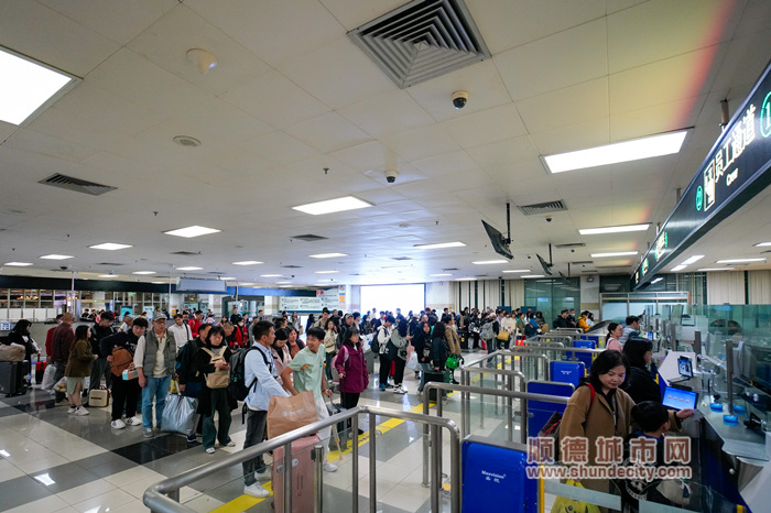 自1月26日春运启动以来，顺德边检站共查验出入境人员突破1万人次_副本.jpg