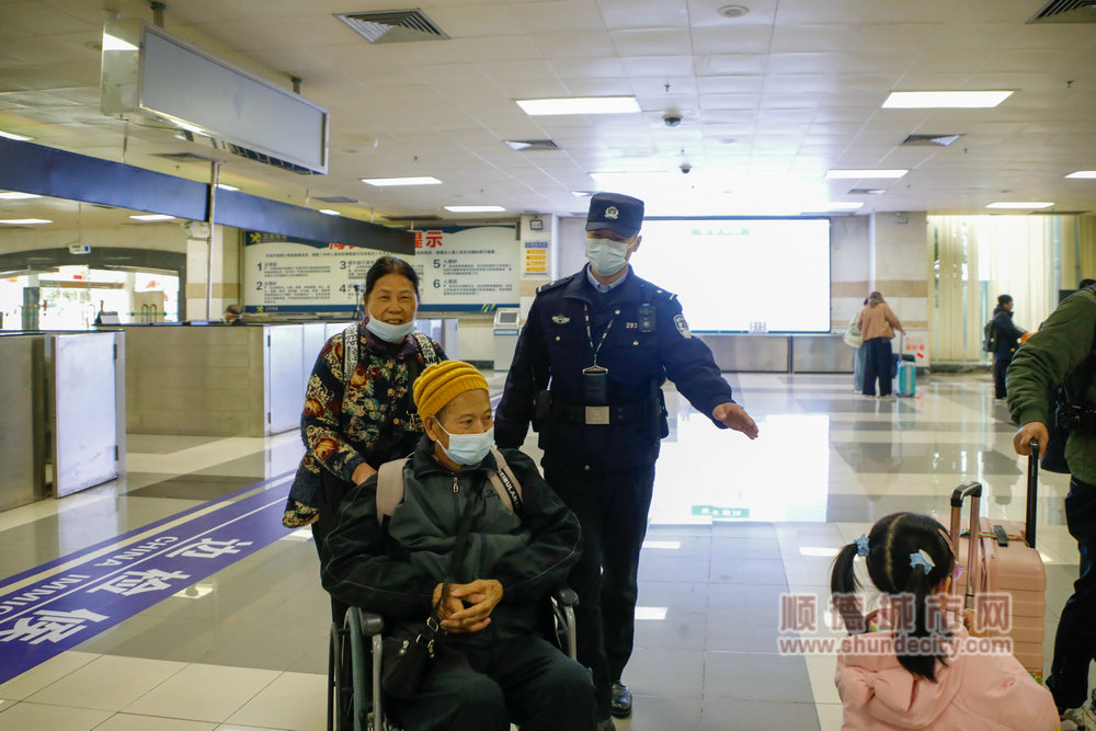 【5】第一年参加春节勤务的顺德边检站执民警潘东航在岗位上服务旅客通关.jpg