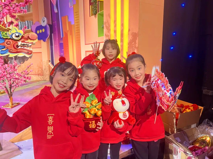 英华学校学子传唱广府童谣。.jpg