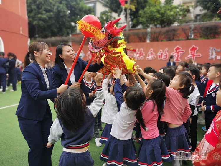 舞龙闹新春2.jpg
