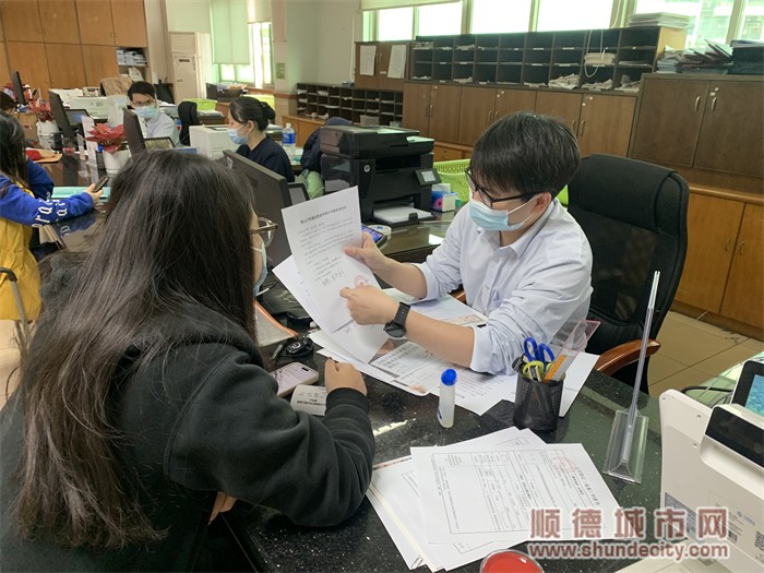 前台窗口工作人员细心为办事群众答疑.jpg