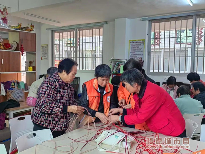 “老友记”们在一起开开心心做手工。.jpg