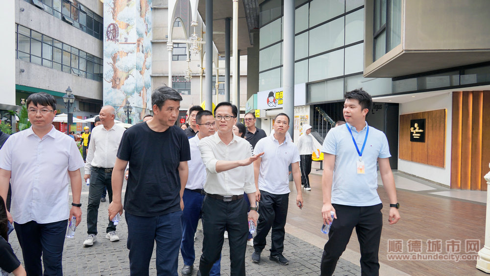 顺德区副区长黄志捷（左3）向调研团介绍顺德水经济相关情况_副本.jpg