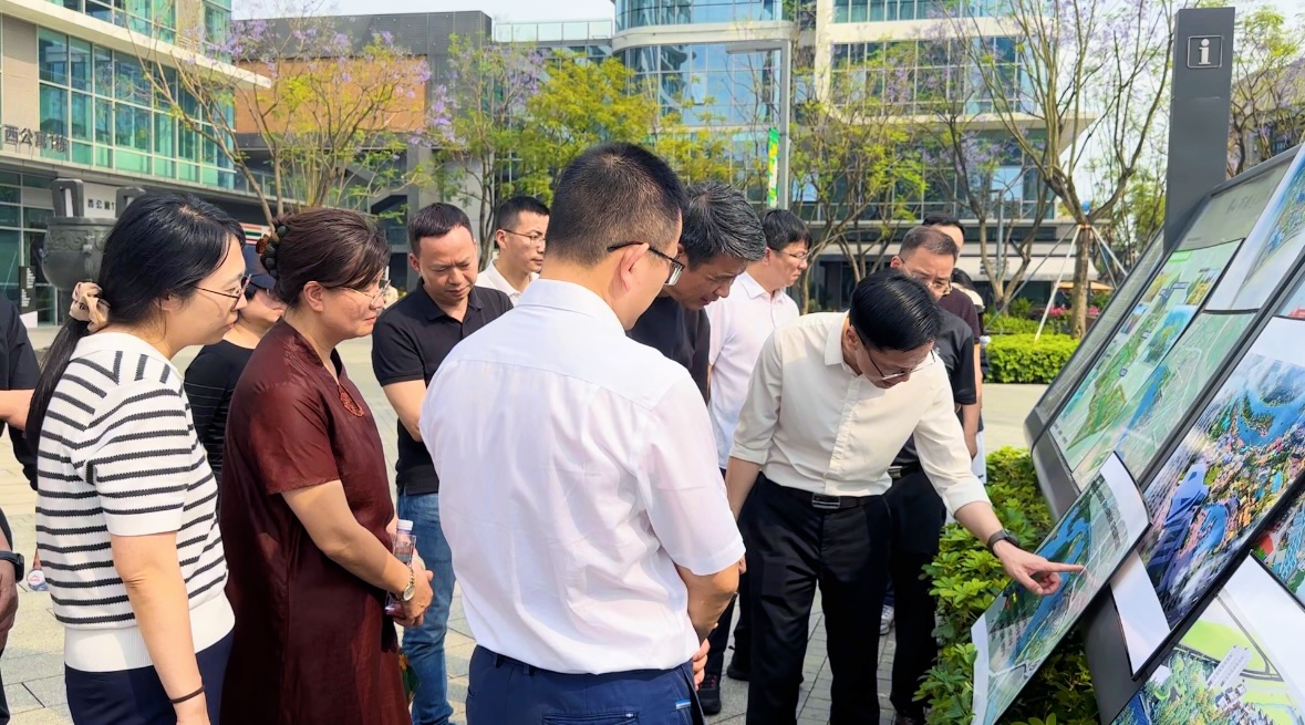 调研团听取顺德水上立交项目介绍.jpg
