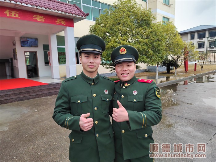 弼教梁杰聪（左一）.jpg