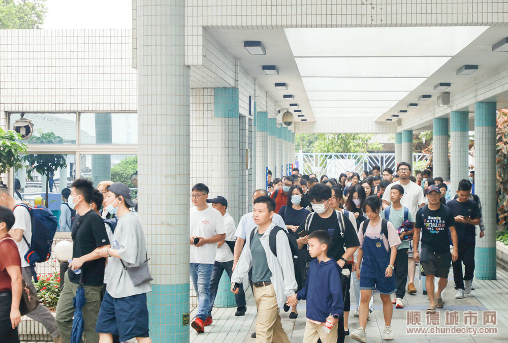 “五一”假期首日，顺德客运港出入境人员将超800人次，较平日增加约45%.jpg