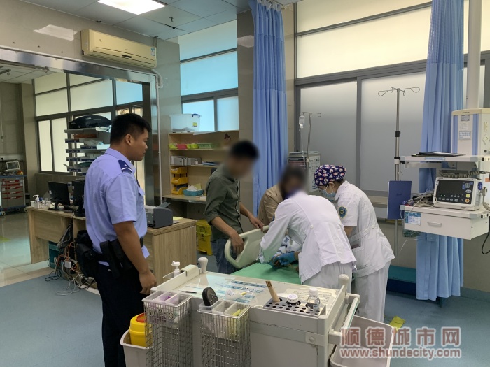 顺利将孩子送往医院开展救治.jpg