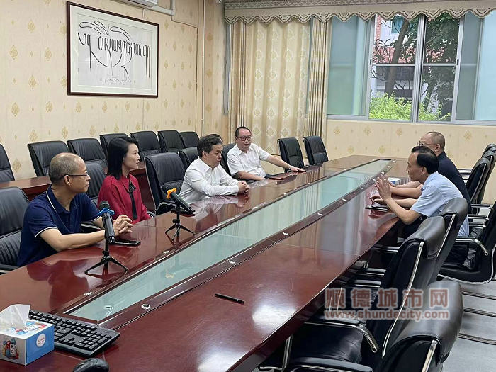 梁常委与学校代表座谈交流.jpg