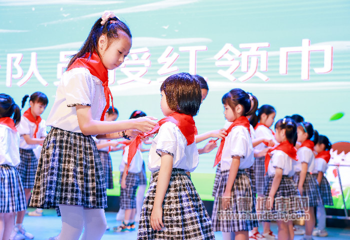 为新队员授红领巾1_副本.jpg