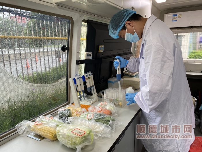 食品快检人员对高考食材进行现场快检_副本.jpg