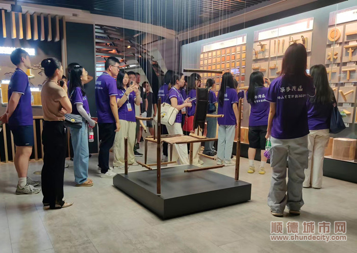 香港青年走进大自然家居总部参观。.jpg
