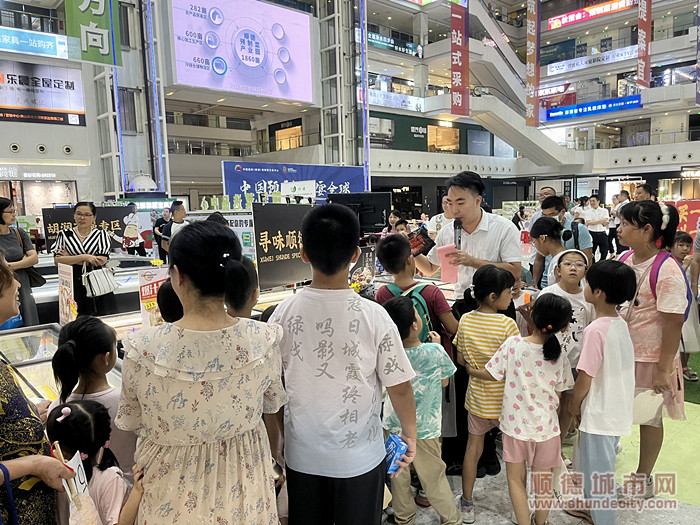 孩子们了解预制菜产品.jpg