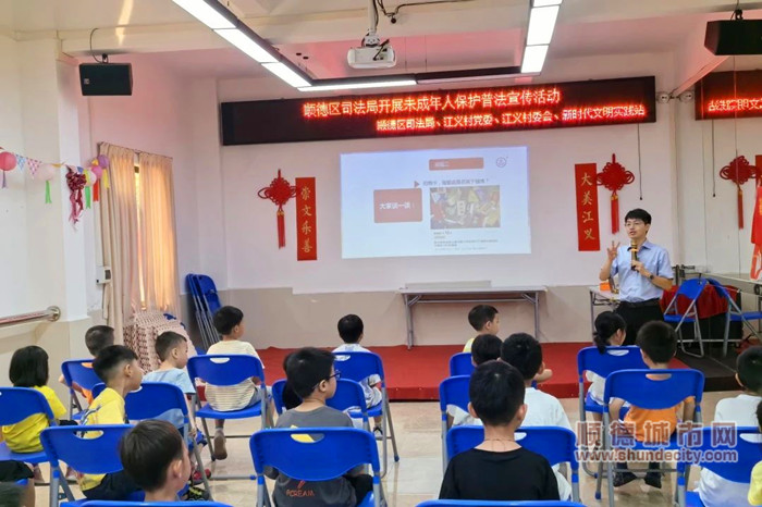 通过提问和游戏环节让学生们深入了解法律知识。.jpg