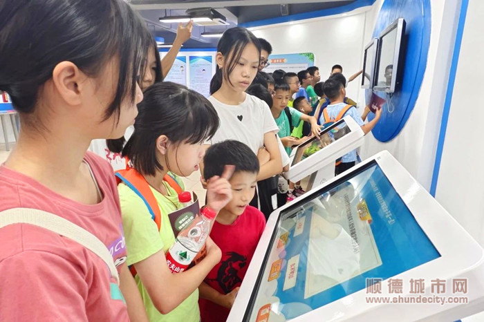 “与法零距离”普法大巴研学活动。.jpg