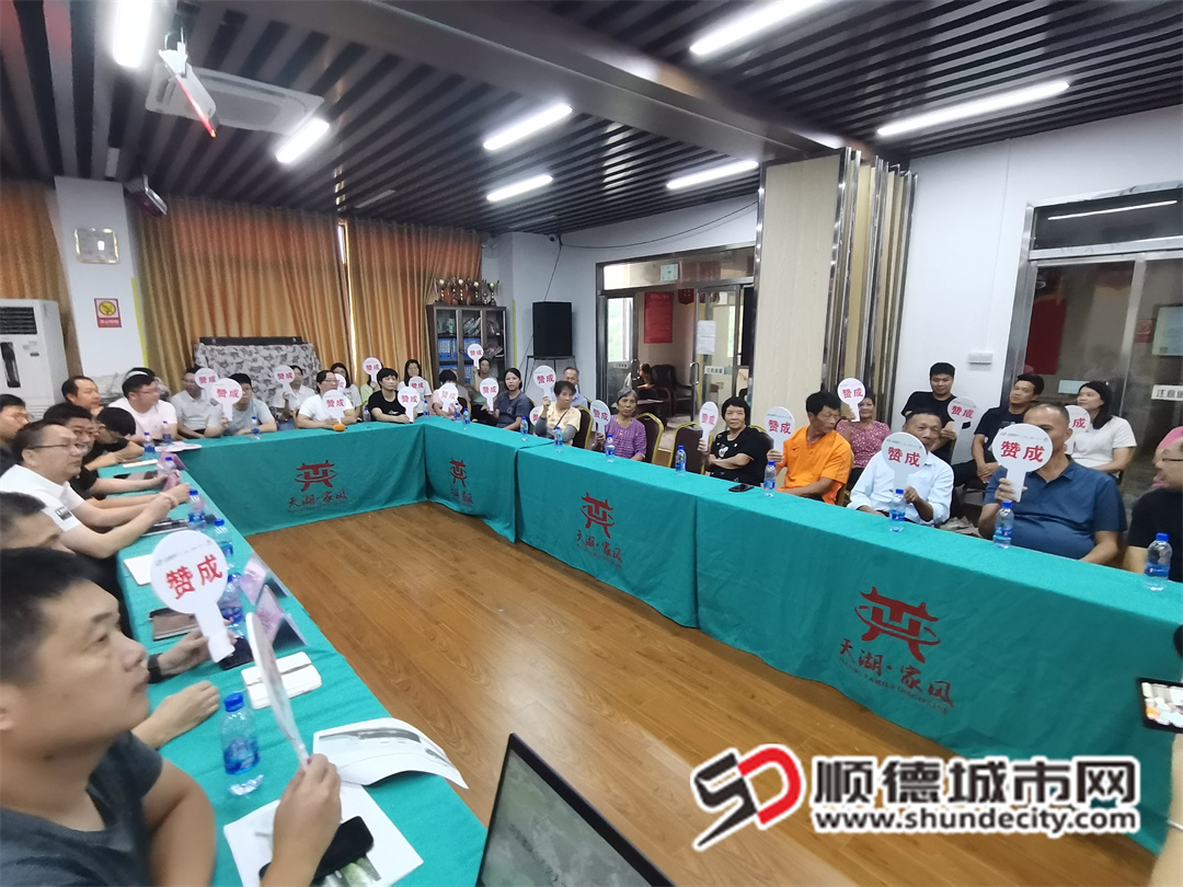 居民代表举牌赞成成立施工监督小组 (1).jpg