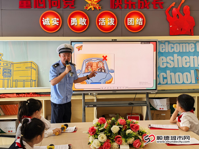为孩子们带来了交通安全开学第一课。.jpg