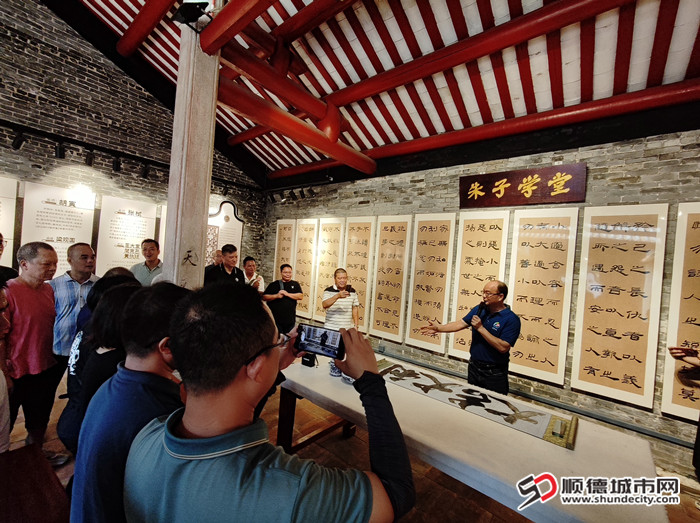 何书记即席挥毫为学员们送上美好祝福_副本.jpg