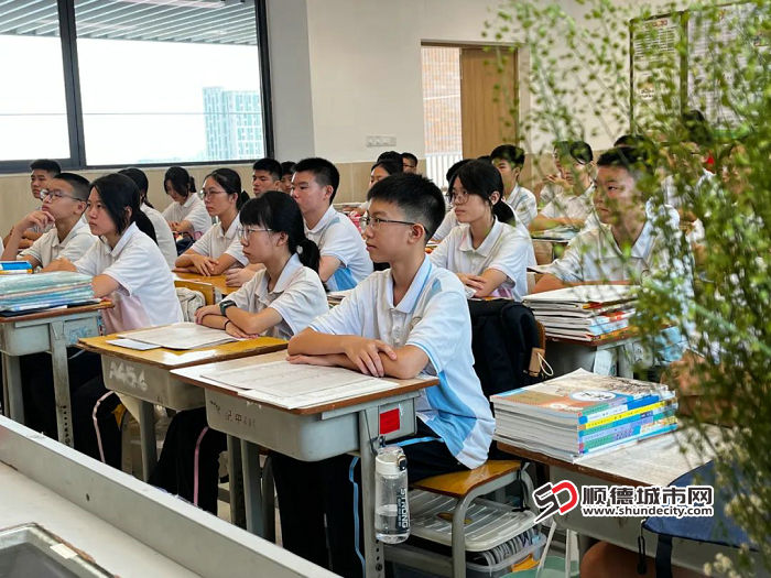 学生上课.jpg