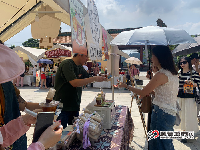 活动现场吸引市民打卡。.jpg
