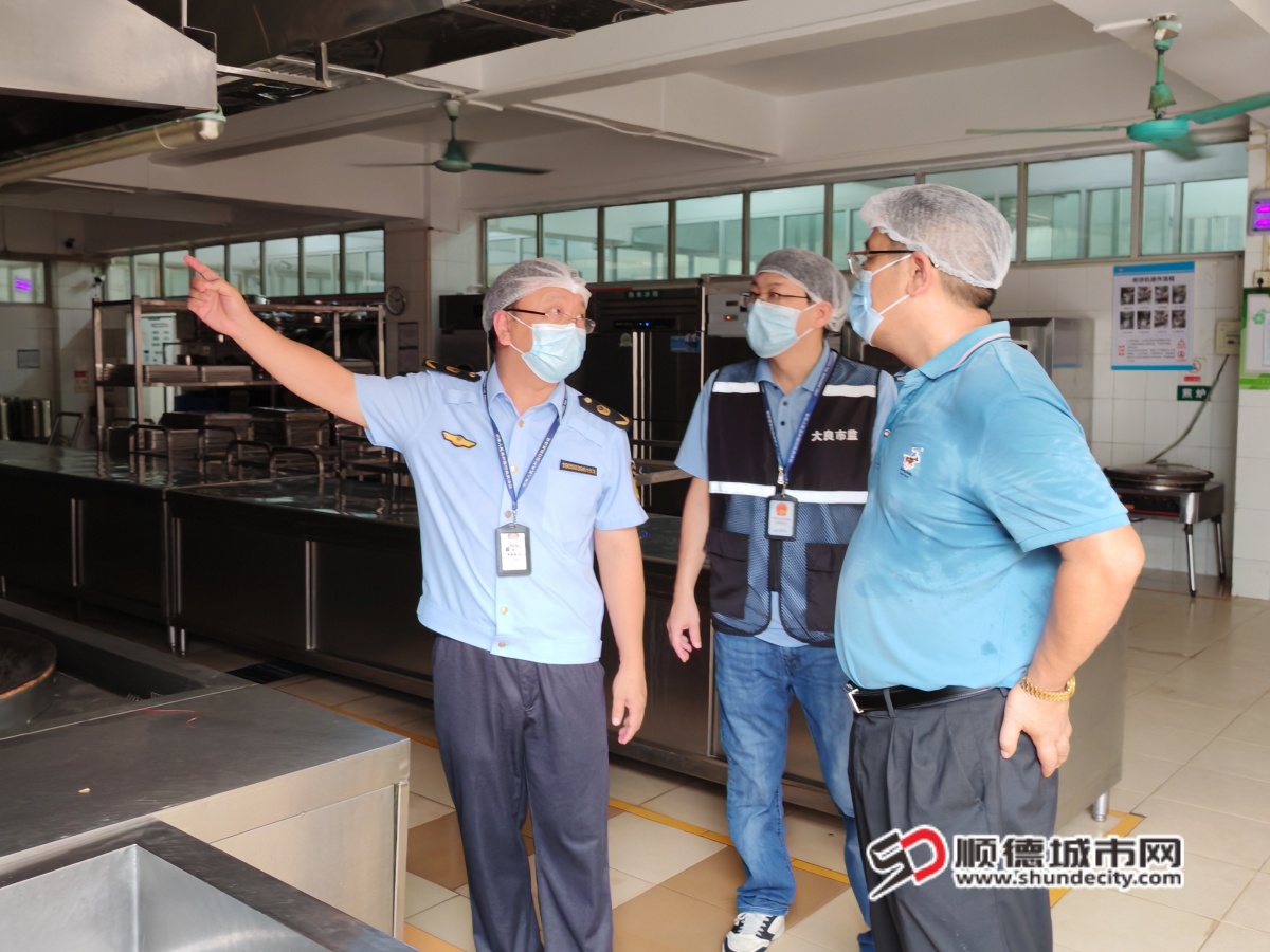 检查学校食堂油烟设施“三防”维护情况_副本.jpg