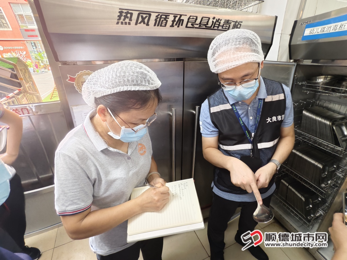 检查学校食堂餐用具洗消保洁情况_副本.jpg