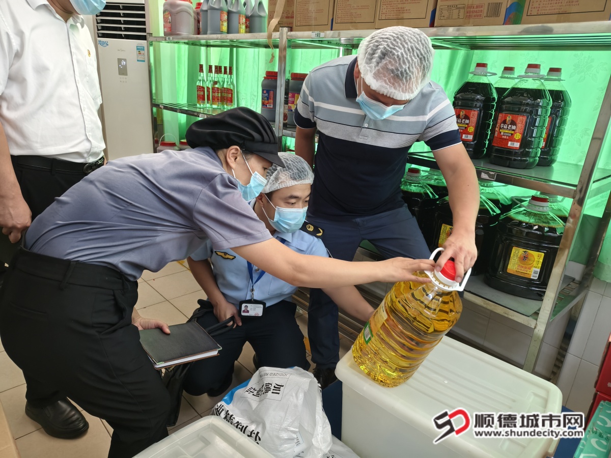检查食堂采购食用油情况_副本.jpg