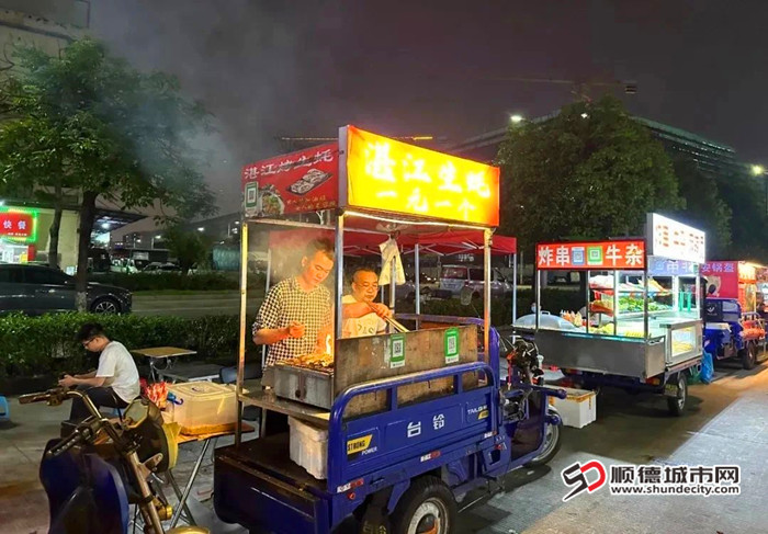 夜市商贩有序经营。.jpg