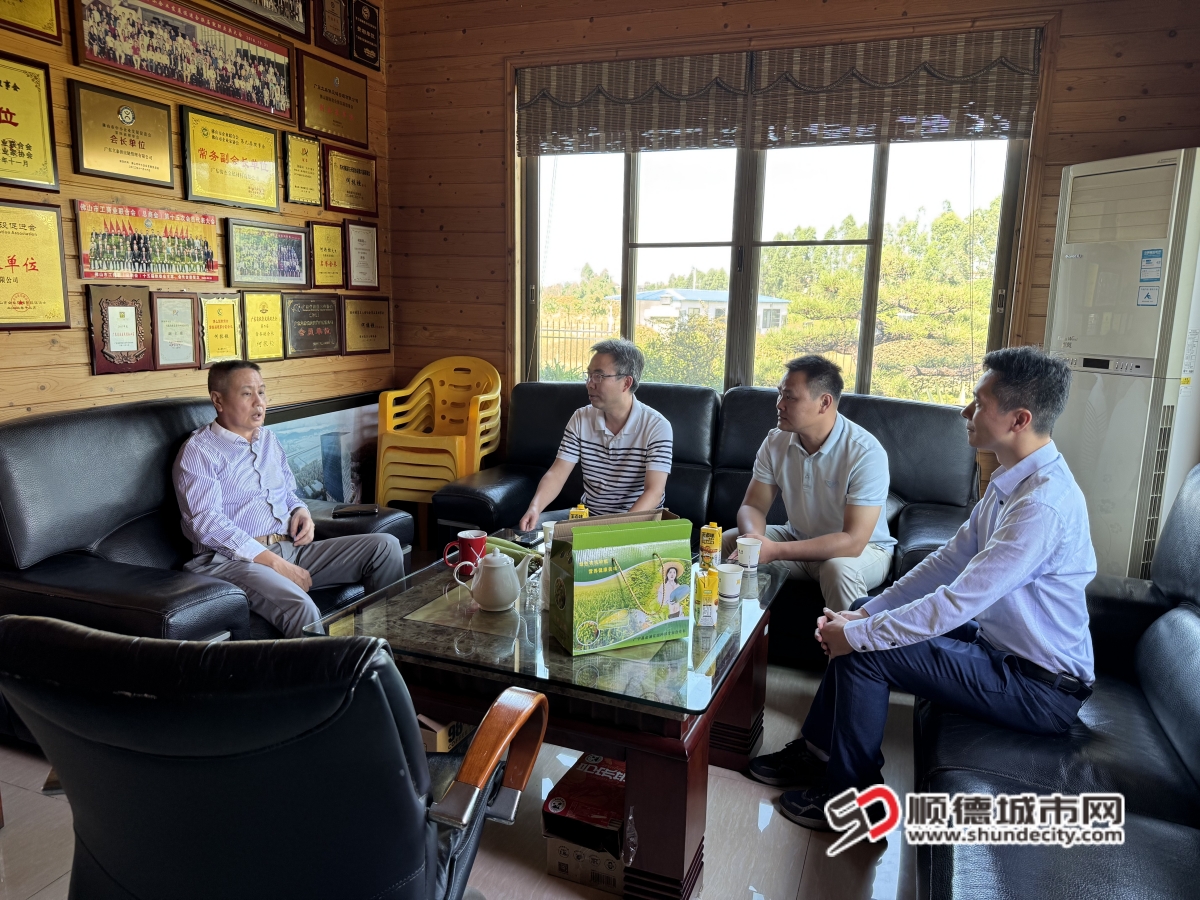 采用3：工作队成员走访行业协会推广玉米_副本.jpg