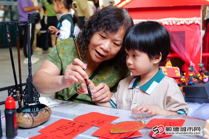 中心幼儿园画囍字课程。.jpg