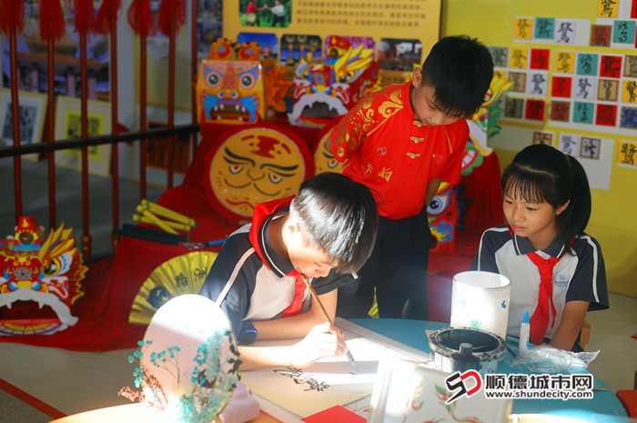 路洲小学非遗手工制作“干花团扇”。.jpg