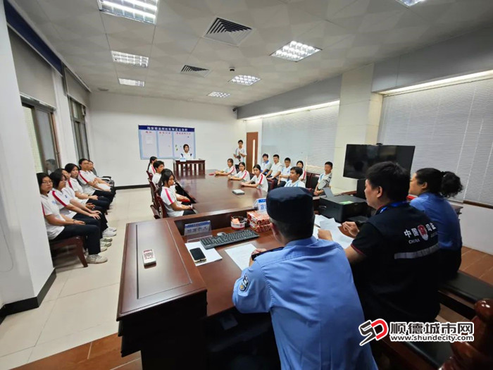 在社区矫正宣告室，学生们按照法定程序完整演绎入矫宣告全过程。.jpg