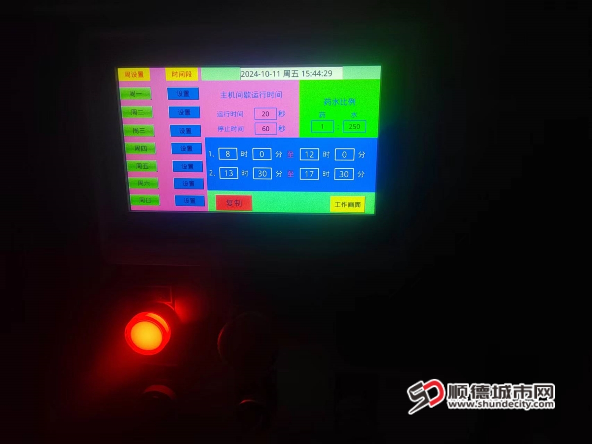 执法人员现在进行企业帮扶，协助调试除臭系统 (2)_副本.jpg