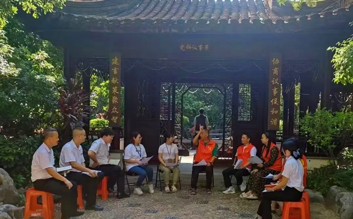 张世骥（左六）与小区业主、合成居委会、小区物管等多方代表就小区事宜召开议事协商会议。.jpg