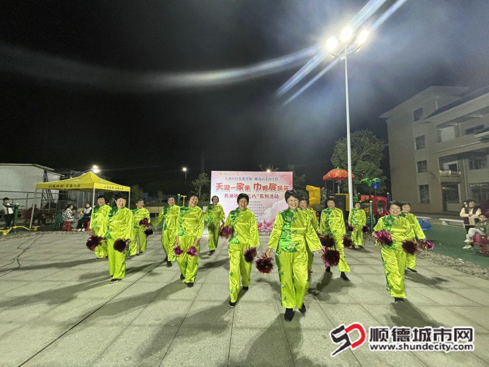 居民们在活动上展示才艺_副本.jpg
