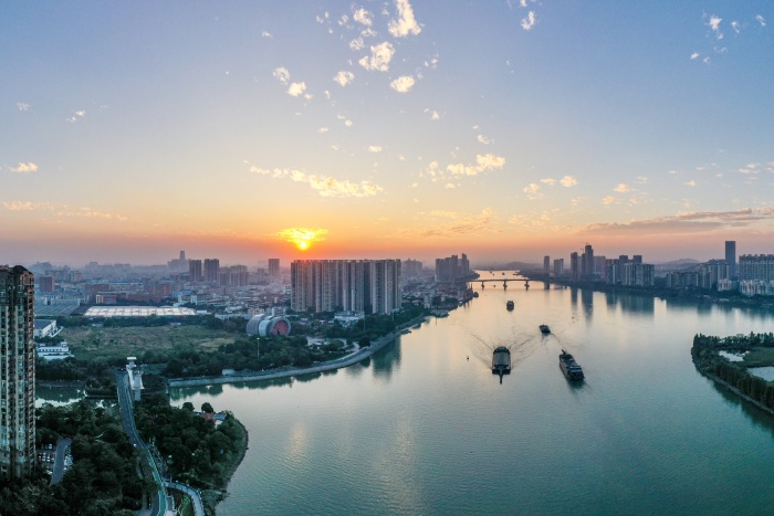 德胜河阳光与鹿.jpg