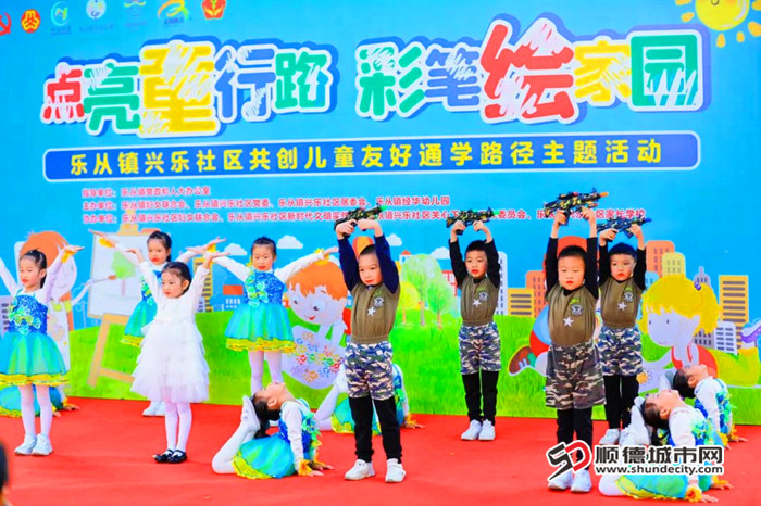 小朋友为现场观众带来开场舞蹈。.jpg