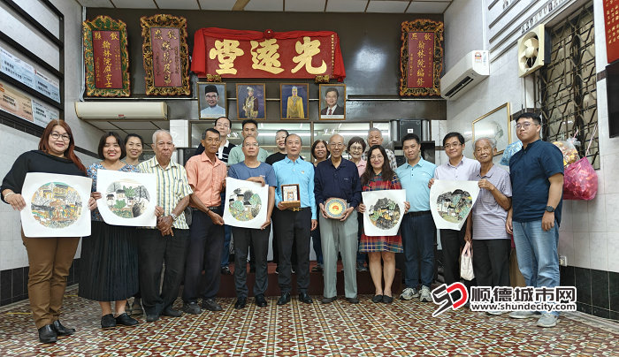 2024年11月，世界顺德联谊总会访问团在马来西亚槟城顺德会馆光远堂向李永光会长（前排右六）致赠纪念品并合照.jpg