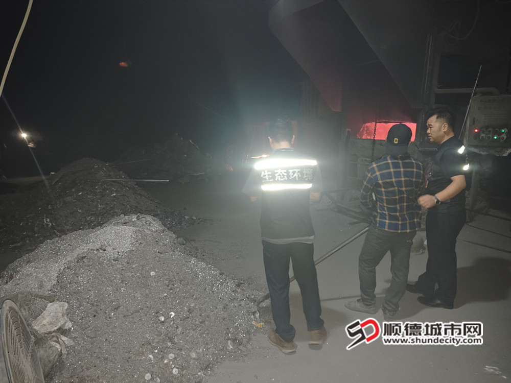 环境执法人员于现场勘查.jpg