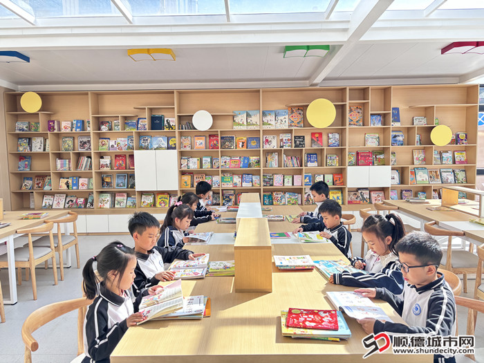 学生在书吧认真阅读_副本.jpg